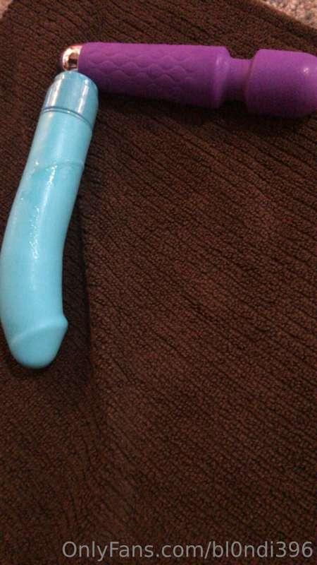 Watch me ride the blue dildo while I use the wand and get of..