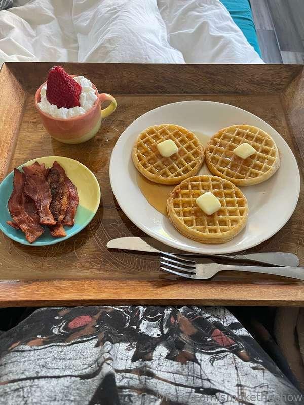 Birthday breakfast in bed 🩷💃