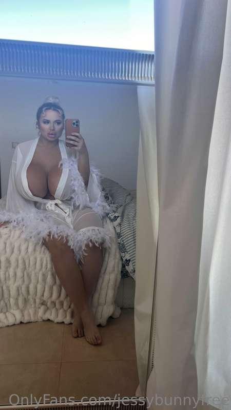 Wanna chat? DM me for the hottest chatting 🥵🥵🥵
