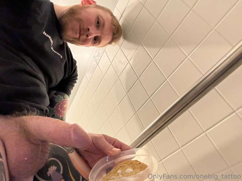 Just baking some cookies here in the bathroom quick 👀 