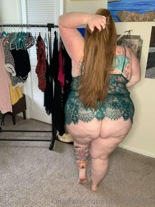Green lace and booty for days!