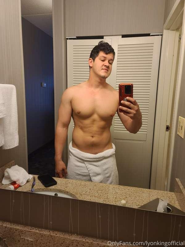 Anyone wants to be my room service? 😏