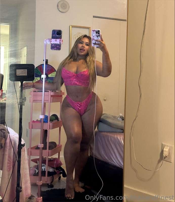 Waiting for my daddy in DMs💛