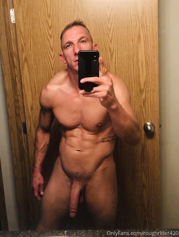 HORNY AFTER CHEST TRAINI got very horny the other day after ..