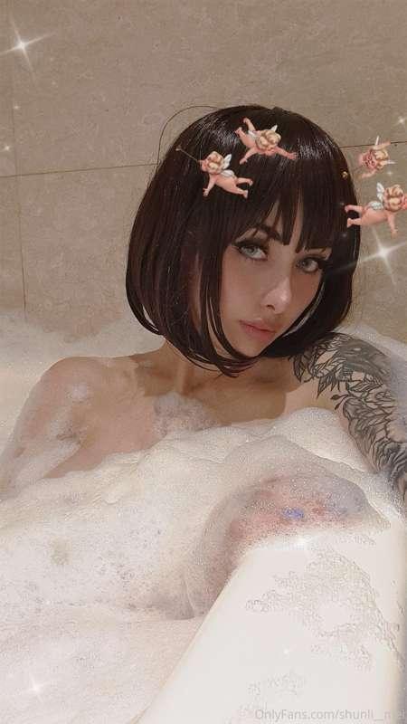 Juego en la bañera (parte corta) 💦😈 pezones y colita (con vi..