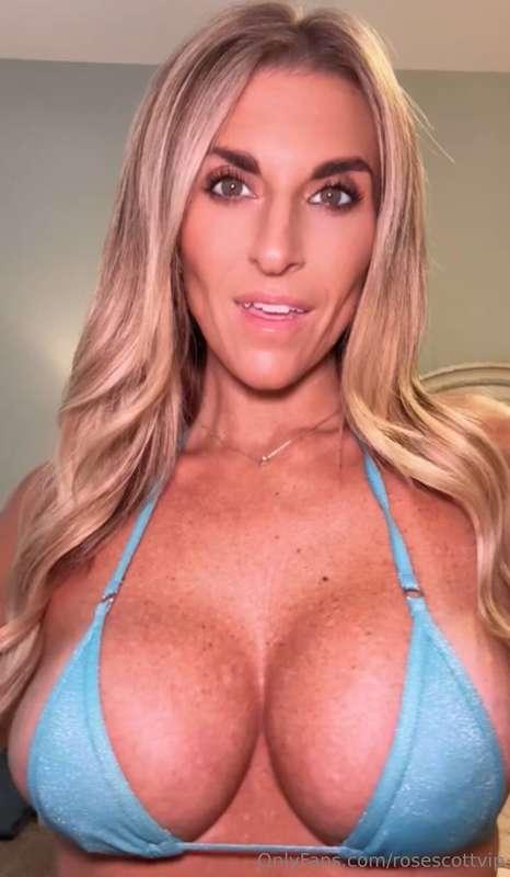 Hey there! Your ultimate milf fantasy today! 