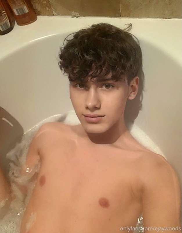 Am I the only one who loves a morning bath? 🤔 let me know in..