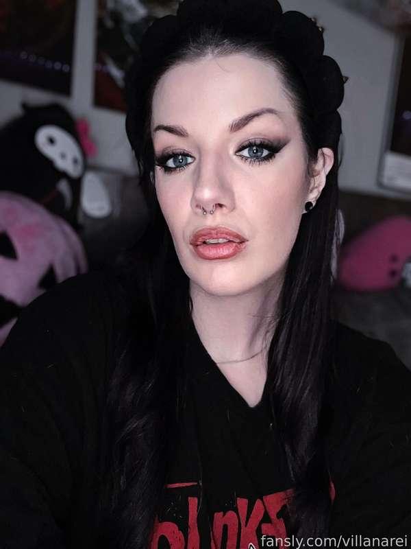 Tried something new with my makeup hehe ☺️ do you like?!

#fyp #tall #tallgirl #makeup #goth #gothgirl #alternative #altgirl 