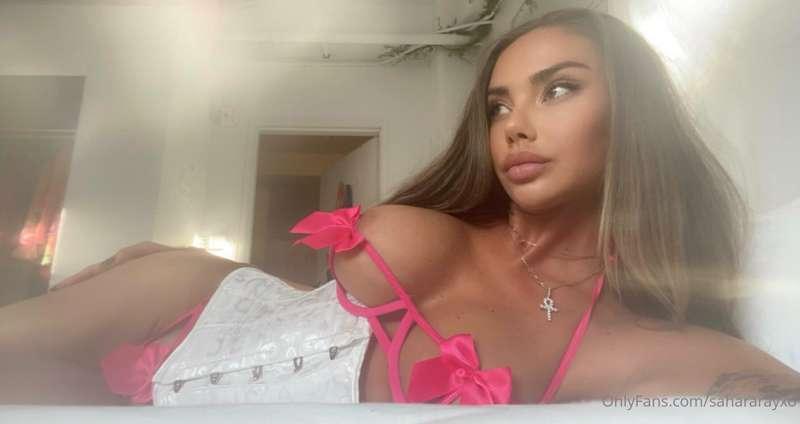 all dressed up looking pretty in pink for u 🎀🤍 or do u like ..