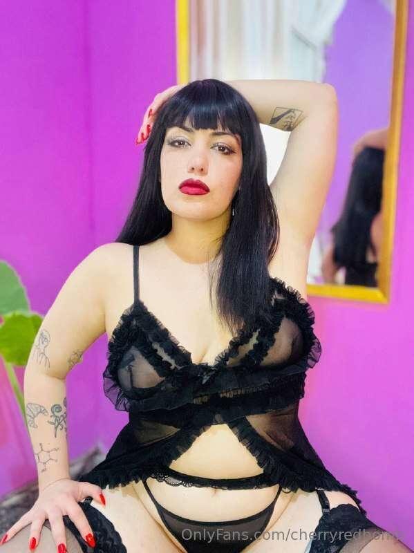 Time to worship your queen 👄💸💍