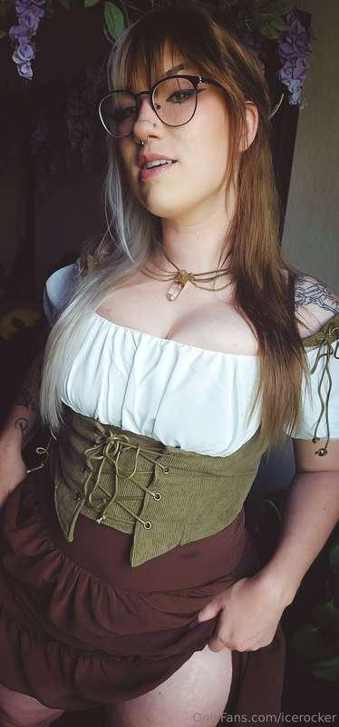 Lil hobbit gf 🥰😅