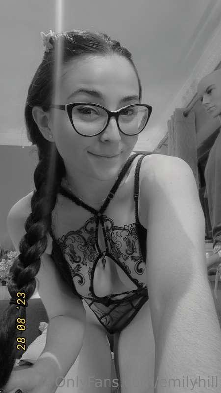 I'm live rn 🥰 https://allmylinks.com/emilyhill