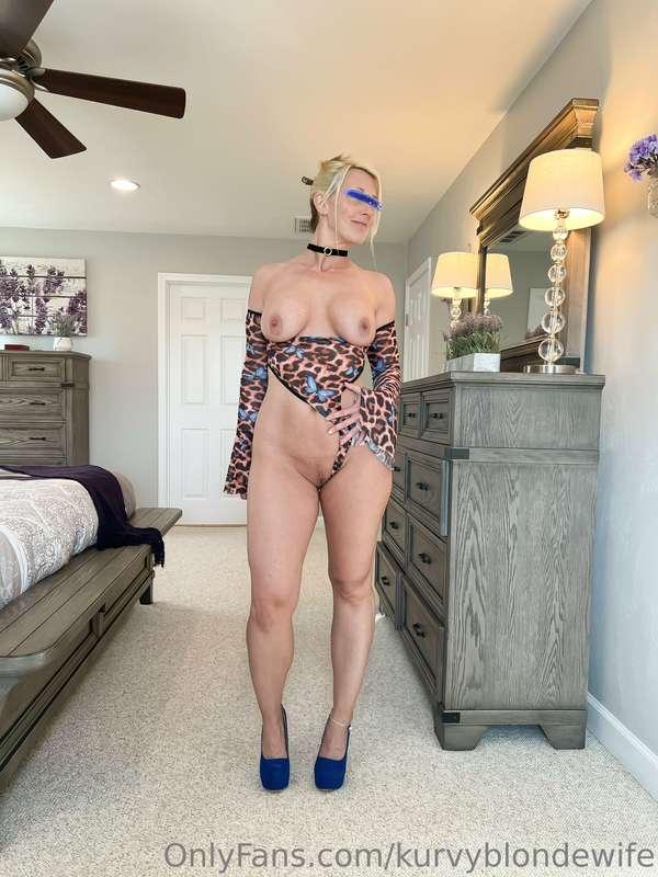 kurvyblondewife image #16