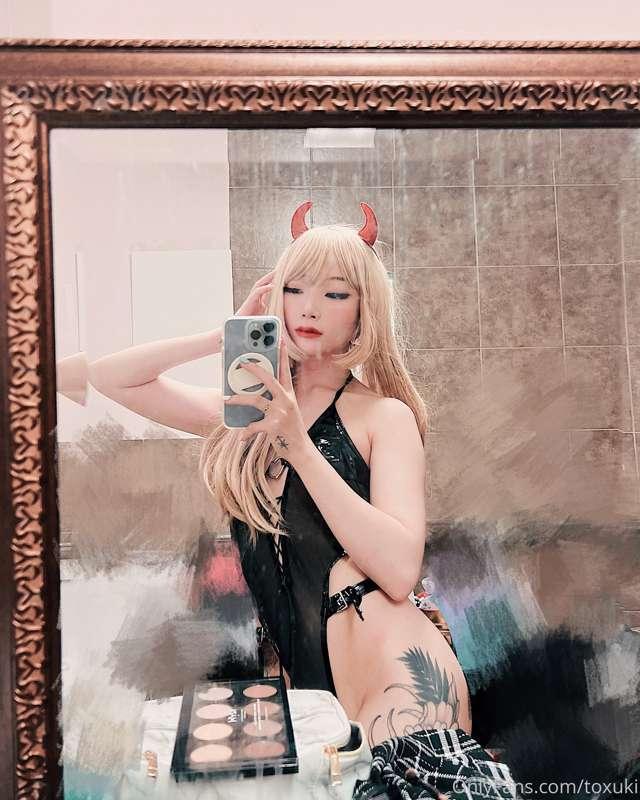 Check your DMs for a spicy video I made for you in this set ..