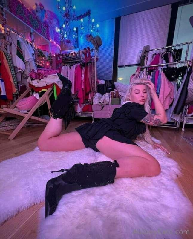 i need some attention right now please 🖤