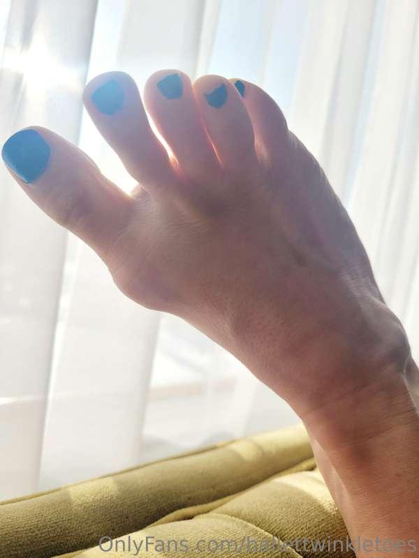 Catching the morning sun between my toes 👣🌞