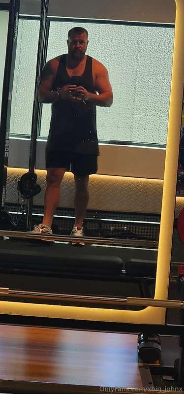 Another day, another gym session. Starting to look leaner 💪💪
