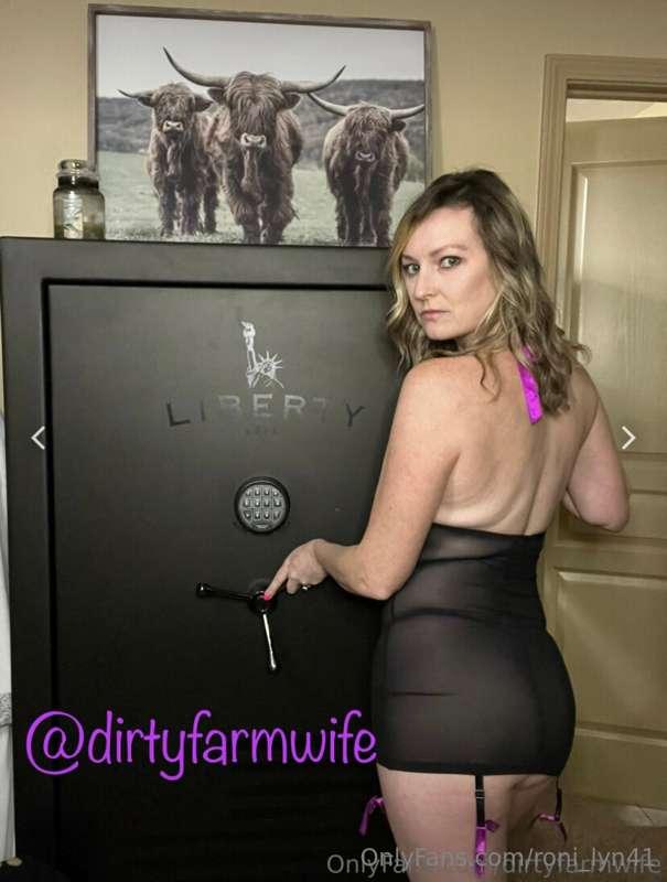 🌾Country girl next door. Come play with me.🌾💋
@dirtyfarmwife..
