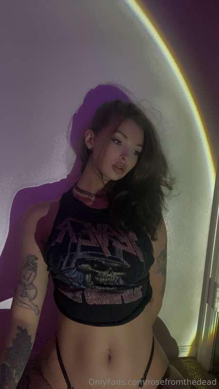 Late night feels, horny 3 in the morning 💋🖤🥀