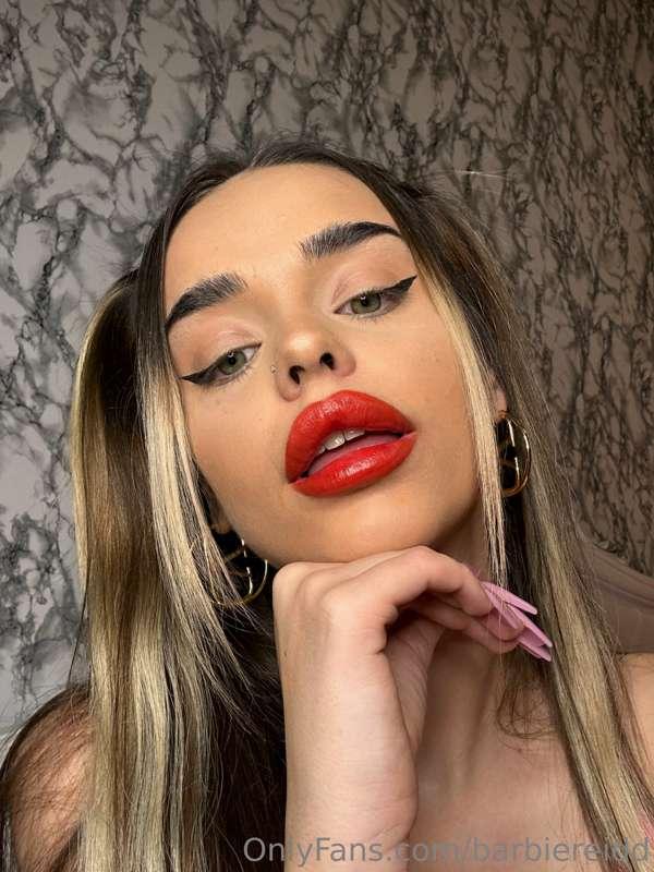 # How's your Friday night? Don't you want to talk to me? 💕