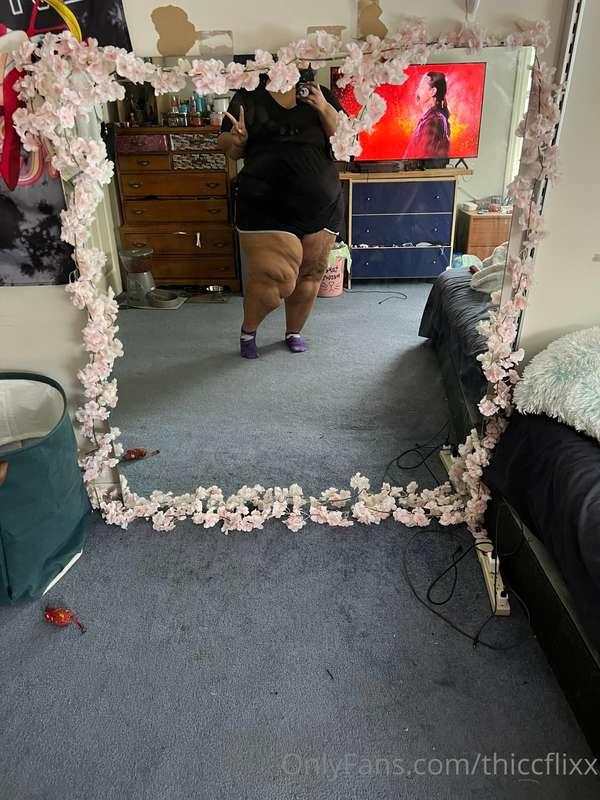 I put flowers on my mirror today! It’s coming along nicely 😊