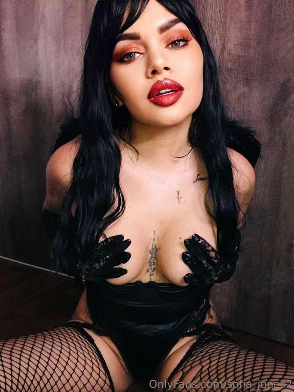 Stay tuned, in a few hours I'll be on a live show for you 🥰🥰..