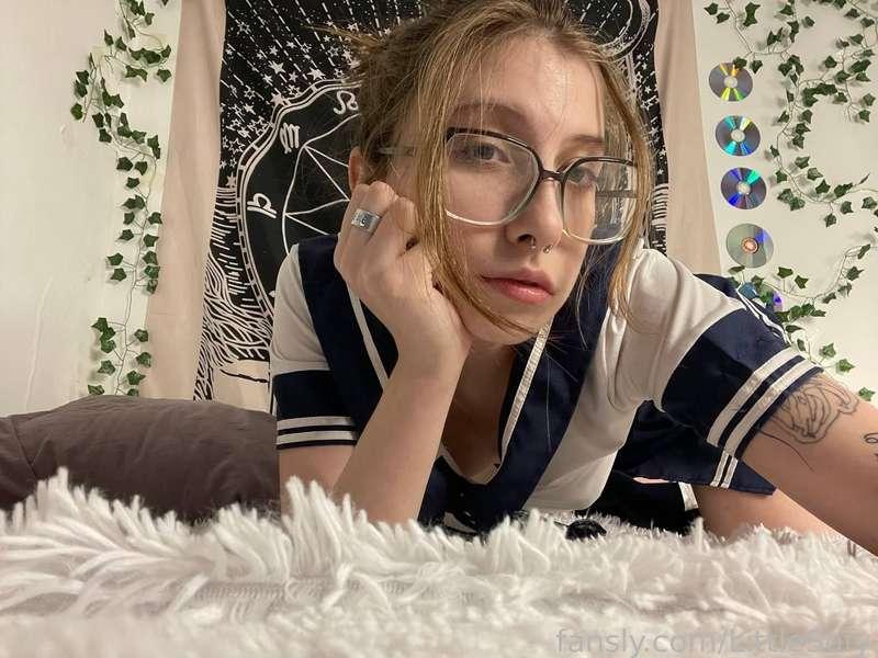 I'm in my schoolgirl uniform, do you like it, honey?😇
