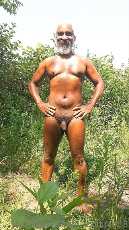 Sweaty Saturday!  #beard #musculardaddy #gay #feet #gaycruis..