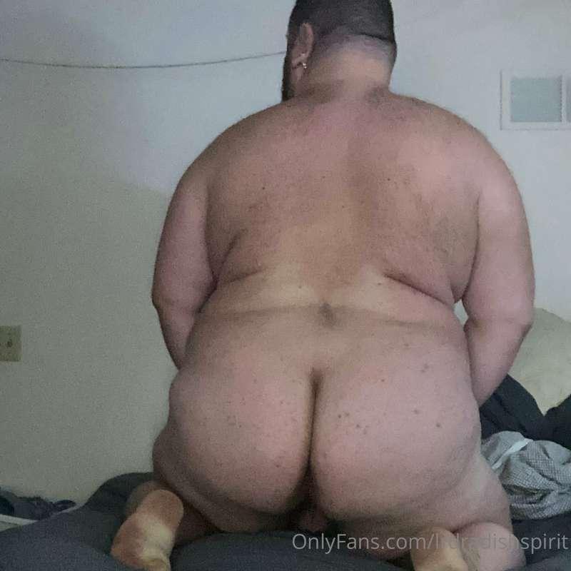 Face is pretty, ass for days, I get chips, I ask for Lay's