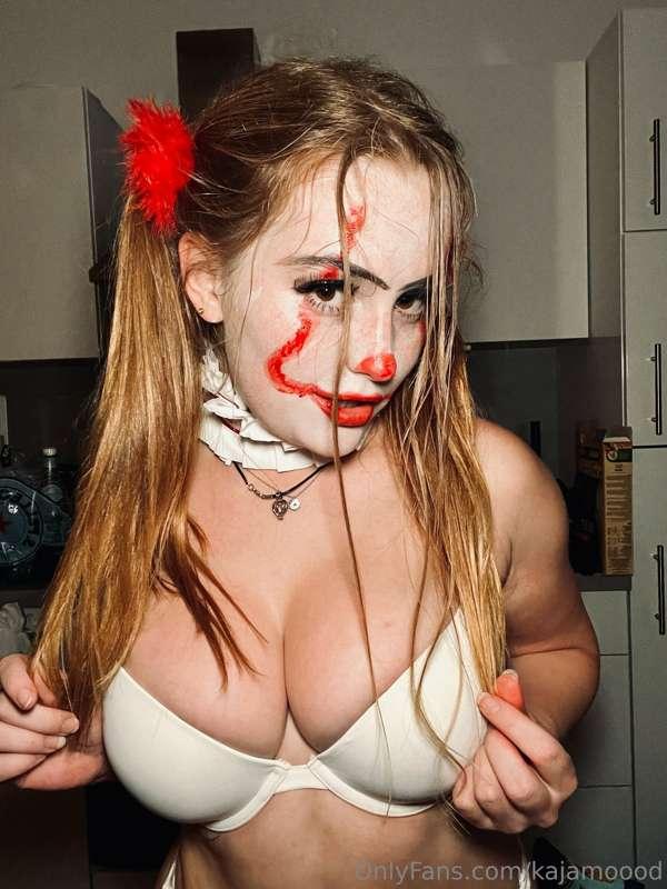 Sexy Clown Kaja 😏🤡🤓 
Tip for more crazy Halloween Stuff😛