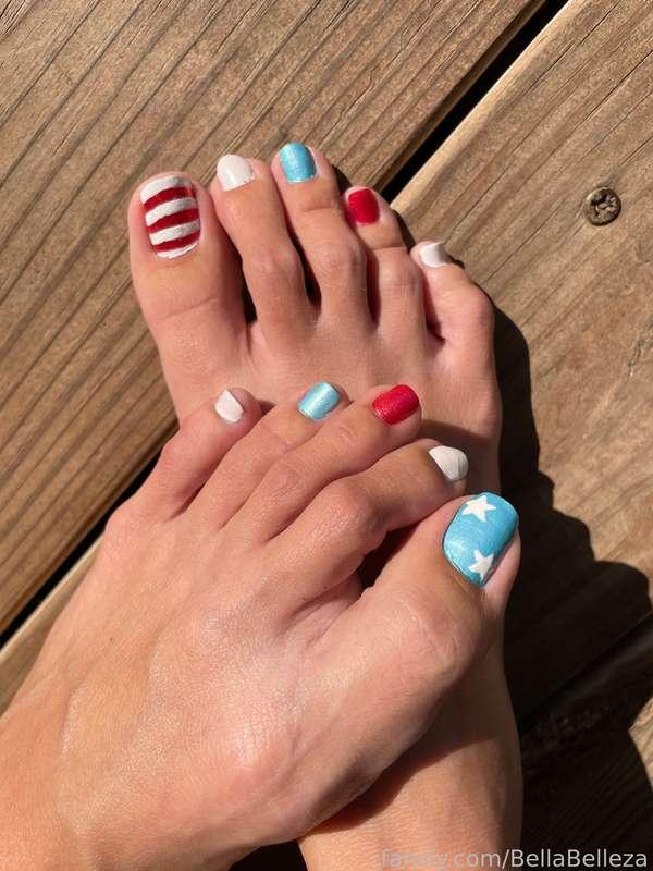 Happy Fourth of July! Hope everyone has a great weekend :) I’ll be out of town until Sunday! 🫶🏼🎇🇺🇸🎆🧨

#toes #longtoes #feet #footfetish #toespread #veinyfeet #redwhiteblue #fourthofjuly #rednails #bluenails #whitenails #fyp #bellabelleza