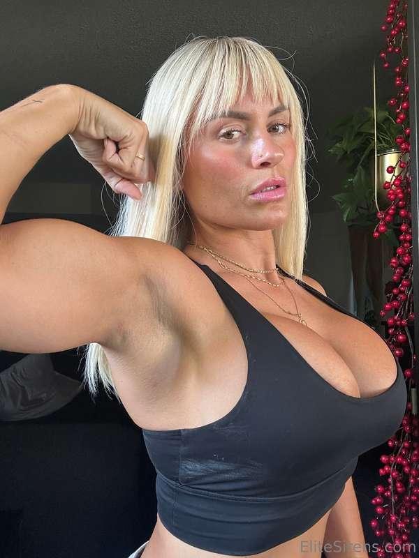 Flexin’ these muscles and feeling confident 😏💪🔥 Want to see ..