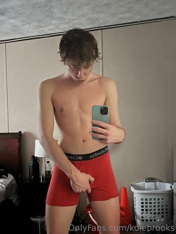 red makes me so horny 🤭