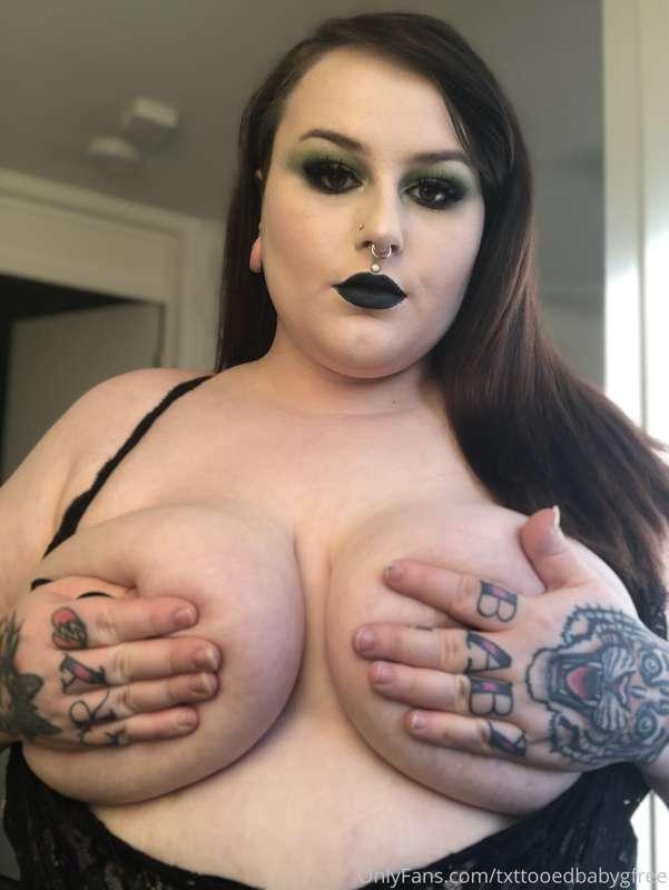 Over 60 new pics added and scheduled to my paid page!

https..
