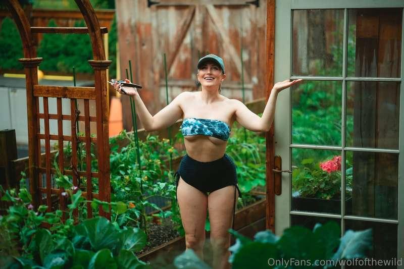 Rainy day garden therapy 🌧️ Getting a little wet and wild cl..