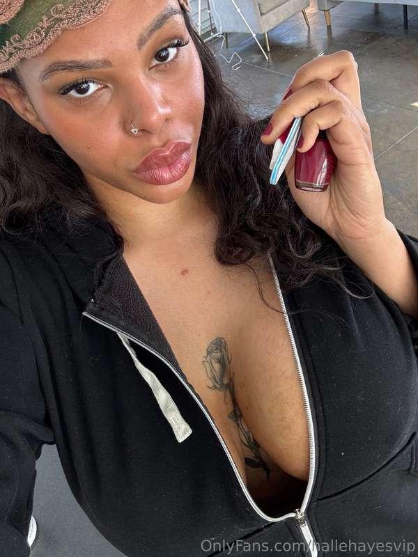 Nails ready… 💅🏻now what else should I use my hands for? 😉