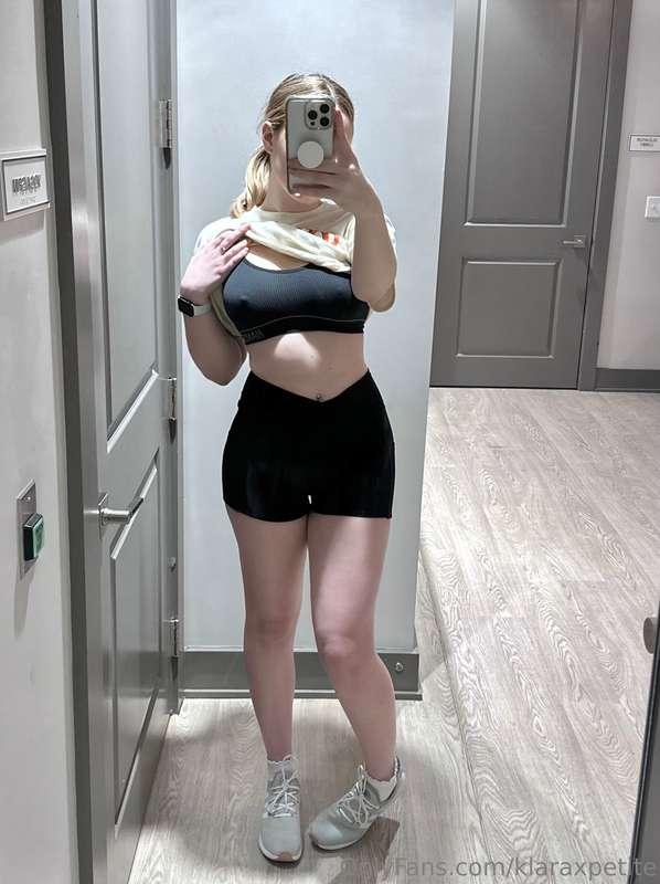 Selfie at the gym ☺️ how’s your weekend?