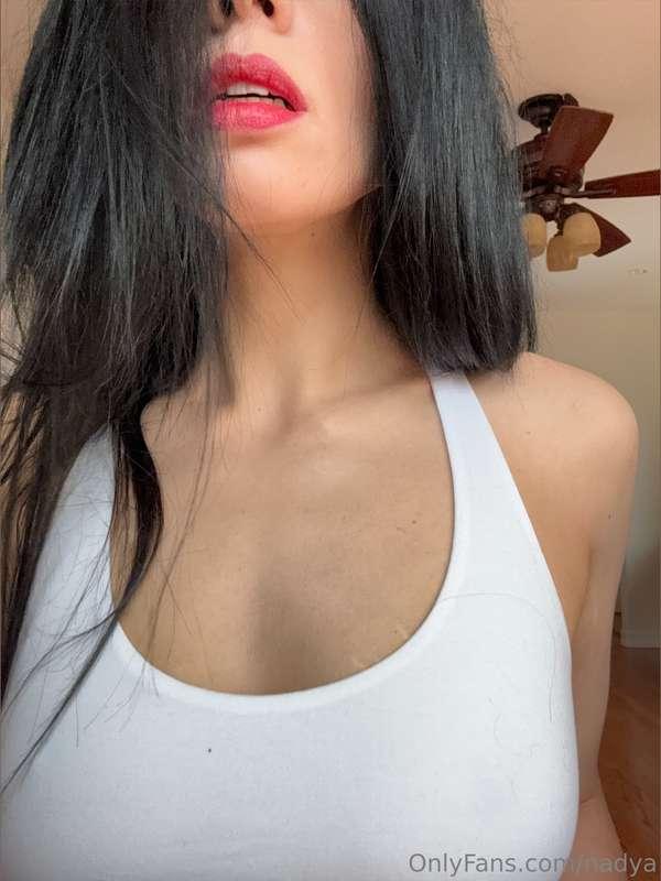 red lips but dirty thoughts 💋 you want to get closer to me?