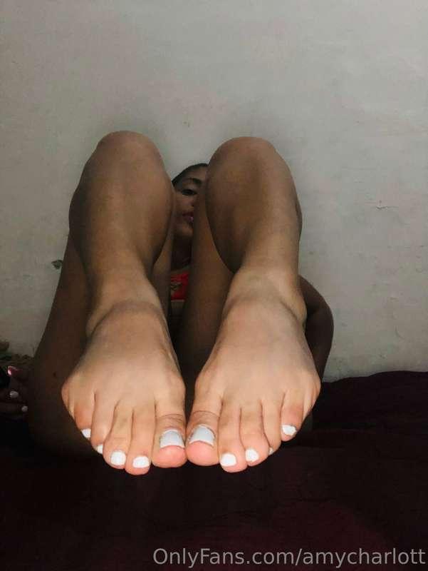 hi daddy would you like to see me play with my feet?