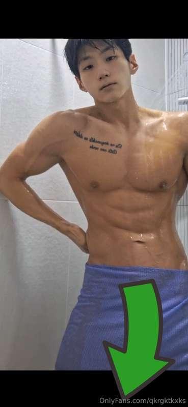음... 수건까지 두르고 건전하게 샤워를 하는 영상입니다... 오해하지 말기...🤦‍♂️  이거는 근데 VI..