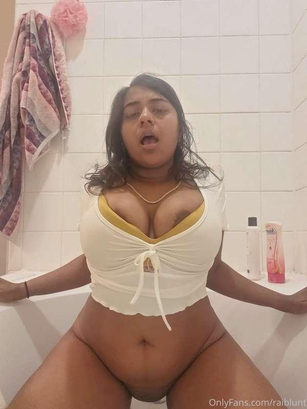 Some fun shower pics with my rly long legs🥺