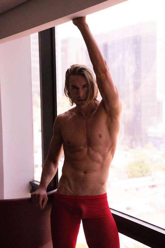 Red hot and flexin’ 🔥 Who said leggings aren’t for showing o..