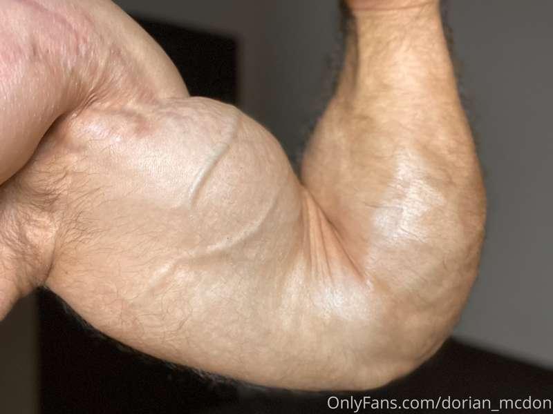 Let’s add some oil and flex that biceps 💪🏼 ➡️