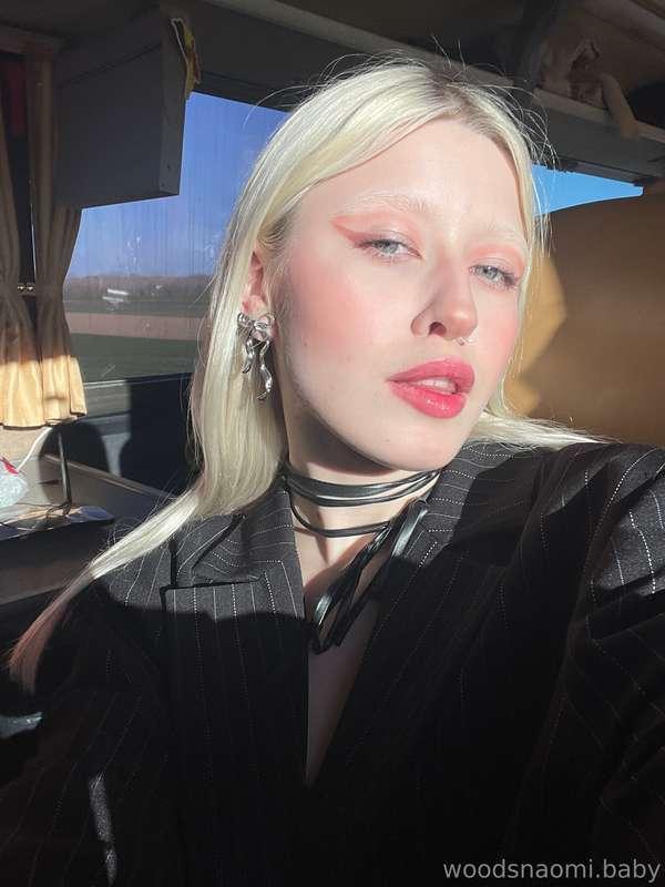 🎀What do you think of my new earrings? I took so long to pic..