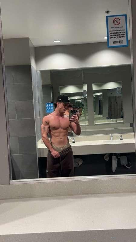 Getting my morning pump in before tonight’s live cause you k..