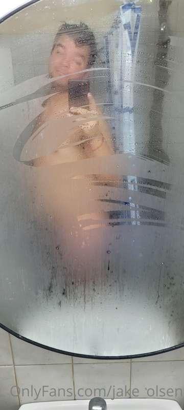 Taking a shower 🚿🪞