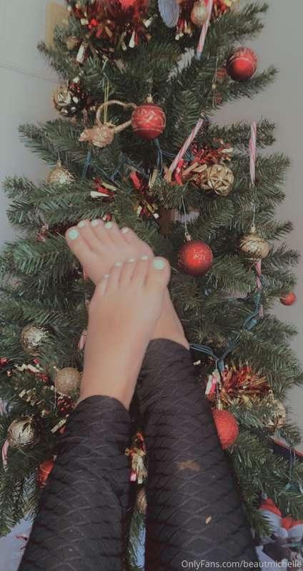 Who’s got a thing for feet. Private message me 😏😘🦶🏽👣 just go..