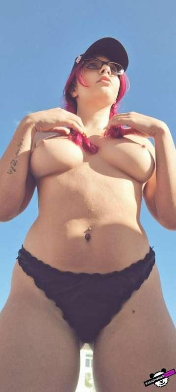 Buon pomeriggio 😏
Oggi ho deciso di abbronzarmi le tette 😉