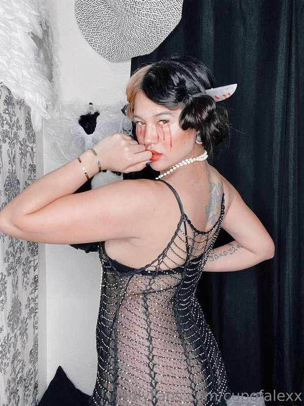 The husband🤵🏻‍♂️, with a knife🔪, in the boudoir 💋.🔎
