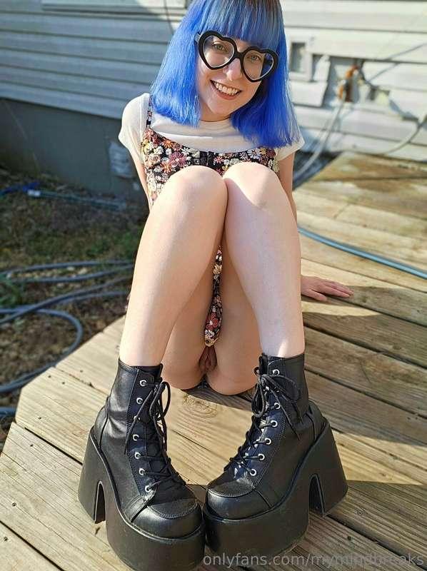 I love you guys. I know there's not many of us here anymore ..
